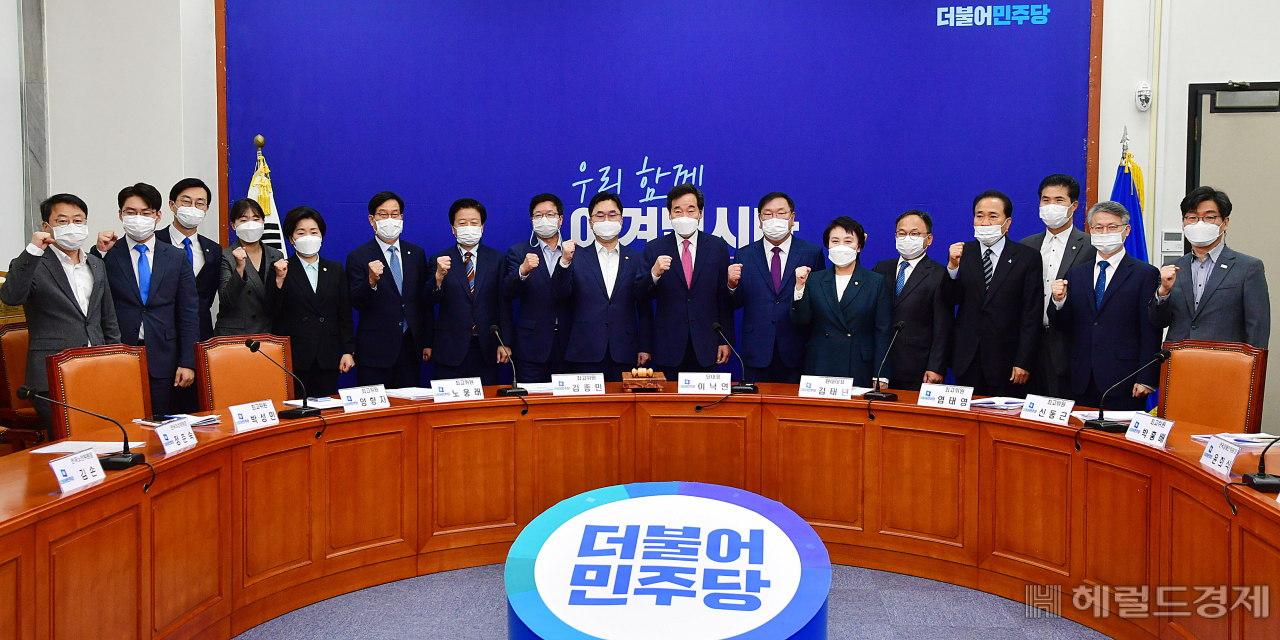 [헤럴드경제=이상섭 기자] 더불어민주당 이낙연 대표와 김태년 원내대표, 신임 전국위원장들이 16일 오전 국회에서 열린 최고위-전국위원장 연석회의에서 기념촬영을 하고 있다. babtong@heraldcorp.com