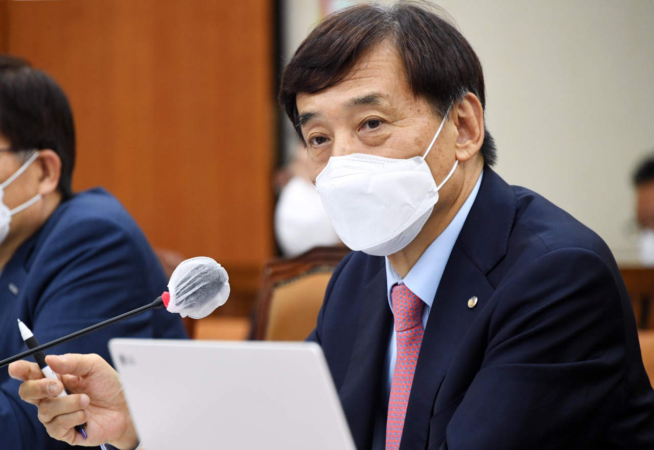 이주열 한국은행 총재가 국회에서 열린 기획재정위원회 전체회의에서 답변하고 있다. 연합뉴스