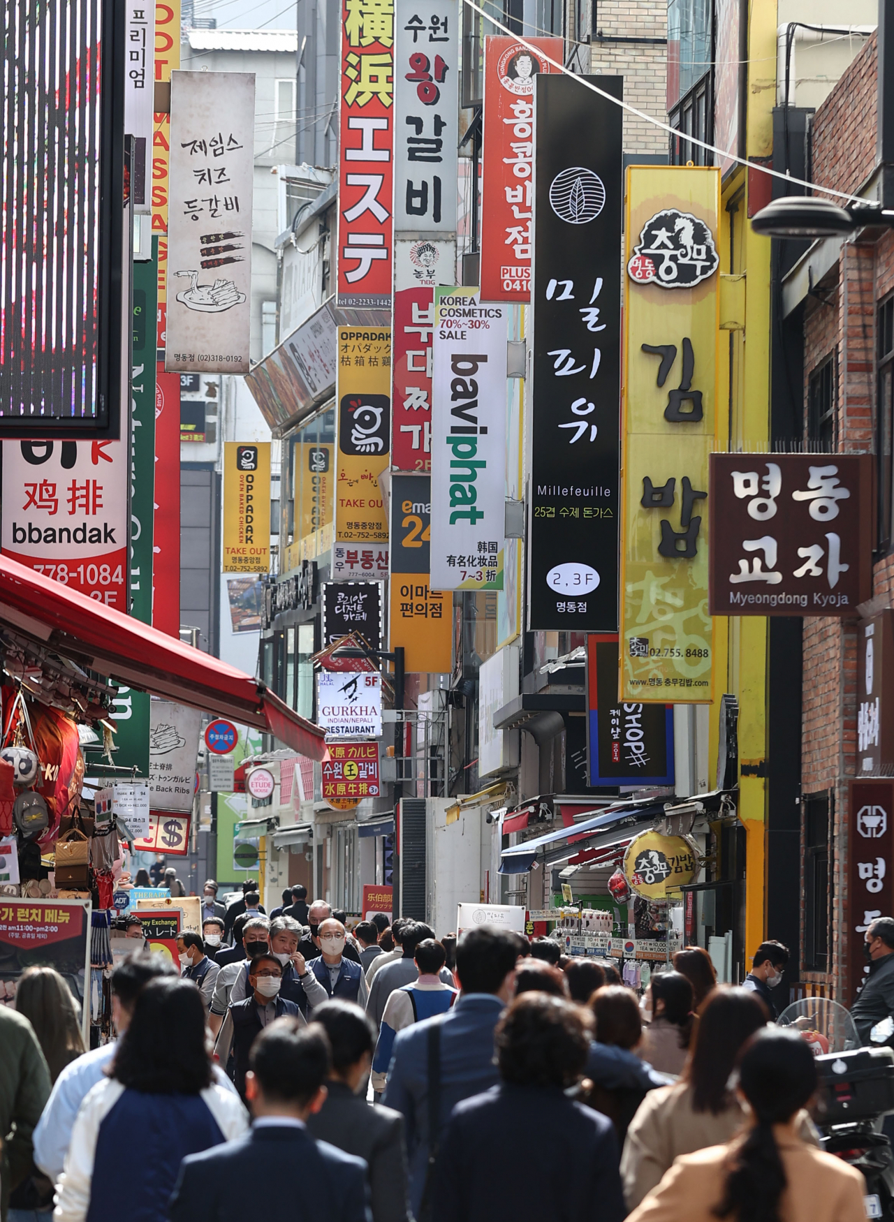 13일 오후 서울 명동의 외식업소 밀집 지역. [연합]