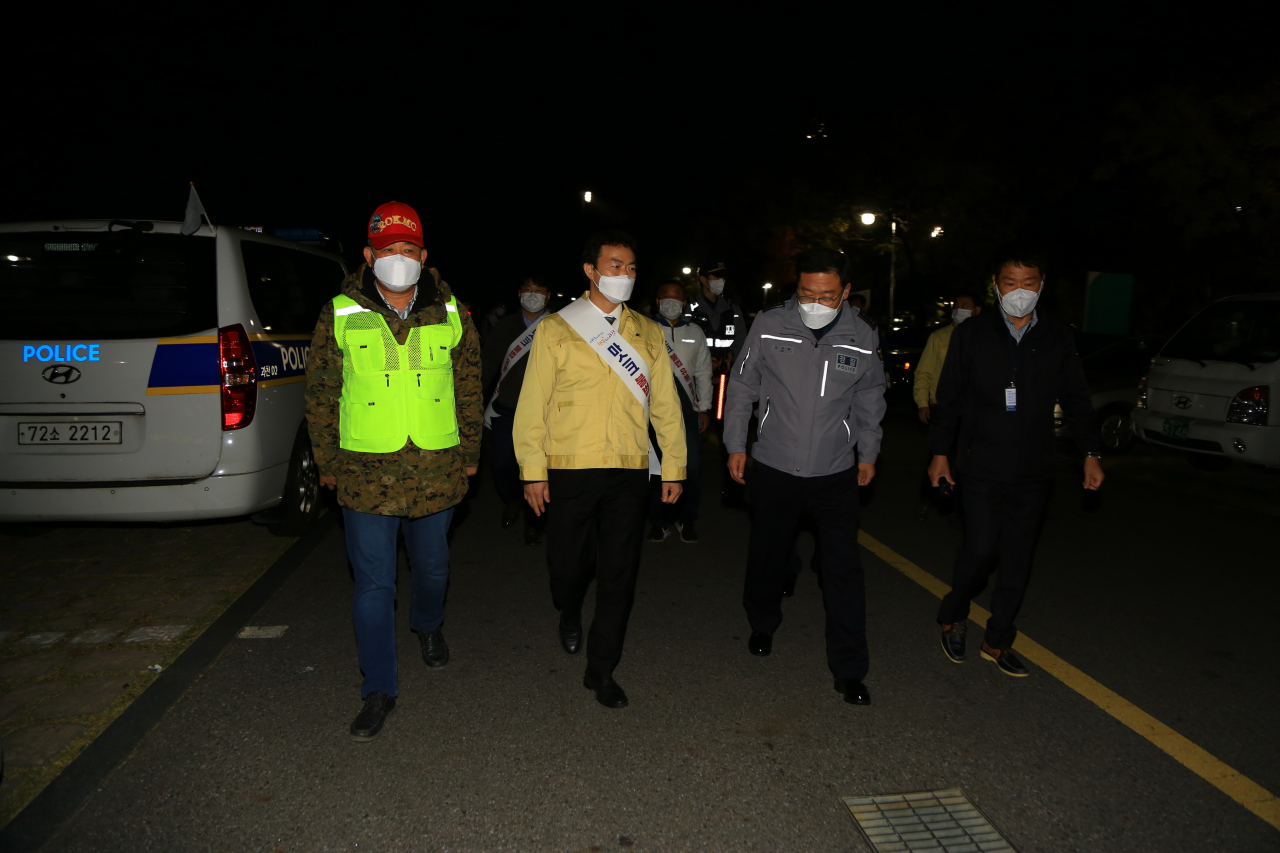 김종천 과천시장(중앙), 김성완 과천경찰서장(우), 과천시해병대전우회(좌). [과천시 제공]