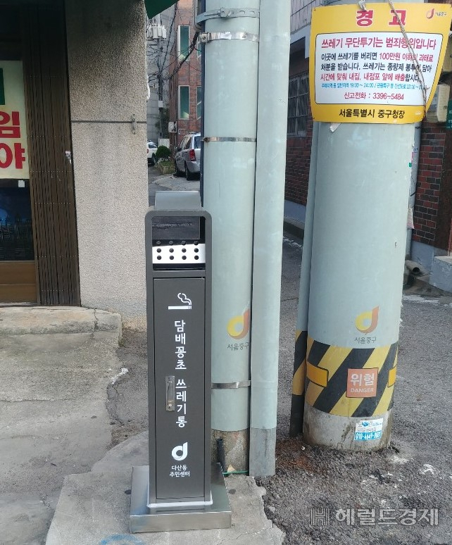 중구 다산동 주민, 상인, 클린 코디가 머리를 맞대 설치로 이어진 담배꽁초 쓰레기통이 골목가에 설치돼 있는 모습. [중구 제공]