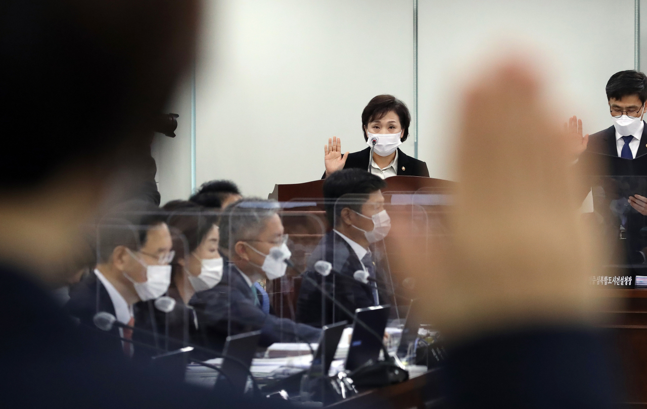 김현미 국토교통부 장관이 16일 오전 세종시 정부세종청사에서 열린 국회 국토교통위원회의 국토교통부, 행정중심복합도시건설청, 새만금개발청에 대한 국정감사에서 대표로 선서하고 있다. [연합뉴스]