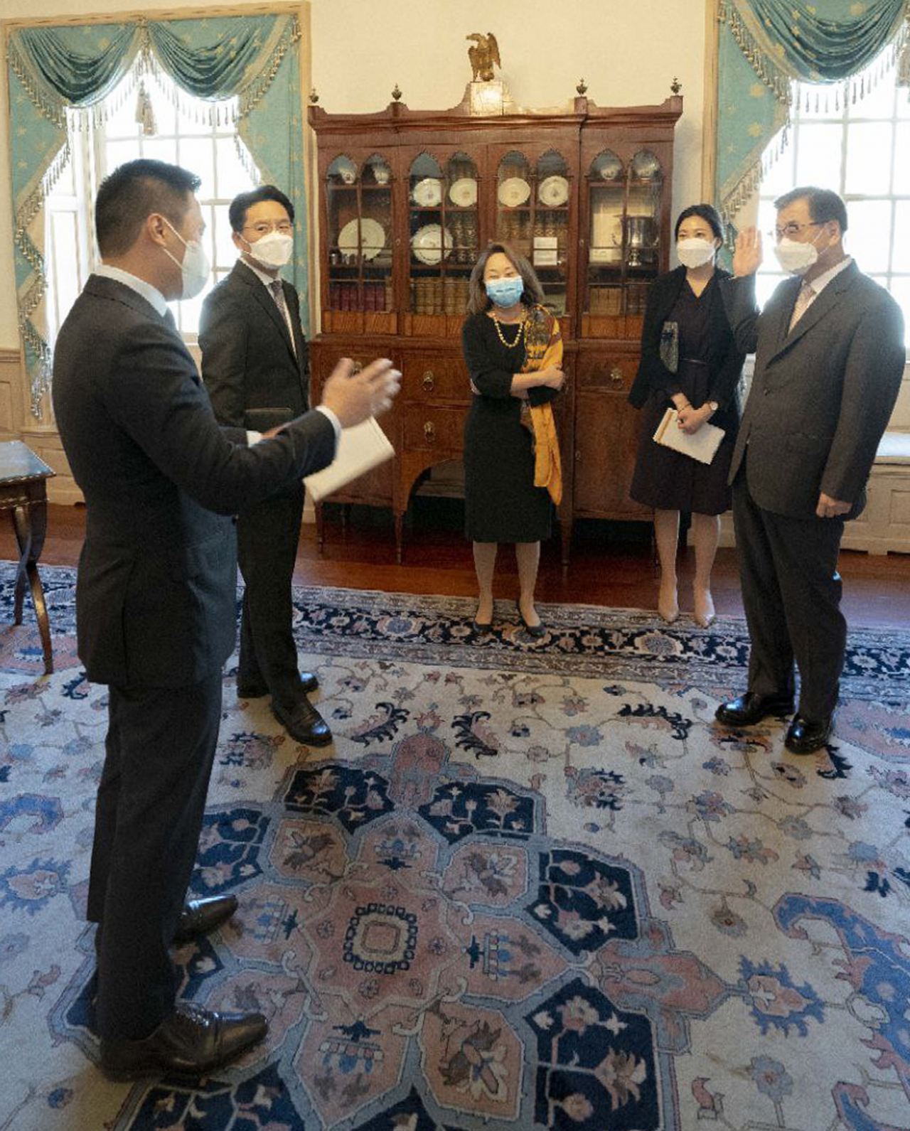 서훈 국가안보실장이 15일(현지시간) 오후 미국 워싱턴DC 국무부에서 마이크 폼페이오 국무장관과 면담에 앞서 알렉스 웡 대북 특별부대표(왼쪽)와 대화를 나누고 있다. [연합]