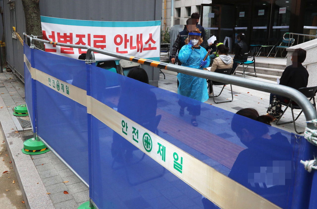 16일 오전 서울 중랑구청 선별진료소에서 이마트 상봉점 직원과 시민들이 검사를 받기 위해 대기하고 있다. 중랑구는 이마트 상봉점에서 3명의 코로나19 확진자가 나옴에 따라 전 직원 400명에 대해 전수검사를 하기로 했다고 밝혔다. 연합뉴스