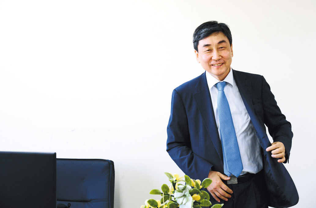 이종걸 민족화해협력범국민협의회(민화협) 대표상임의장은 헤럴드경제와의 인터뷰에서 “이종걸의 정치는 아직 완정되지 않은 것 같다”며 한국 정치 발전과 한반도 평화에 대한 의지를 밝혔다. 박해묵 기자