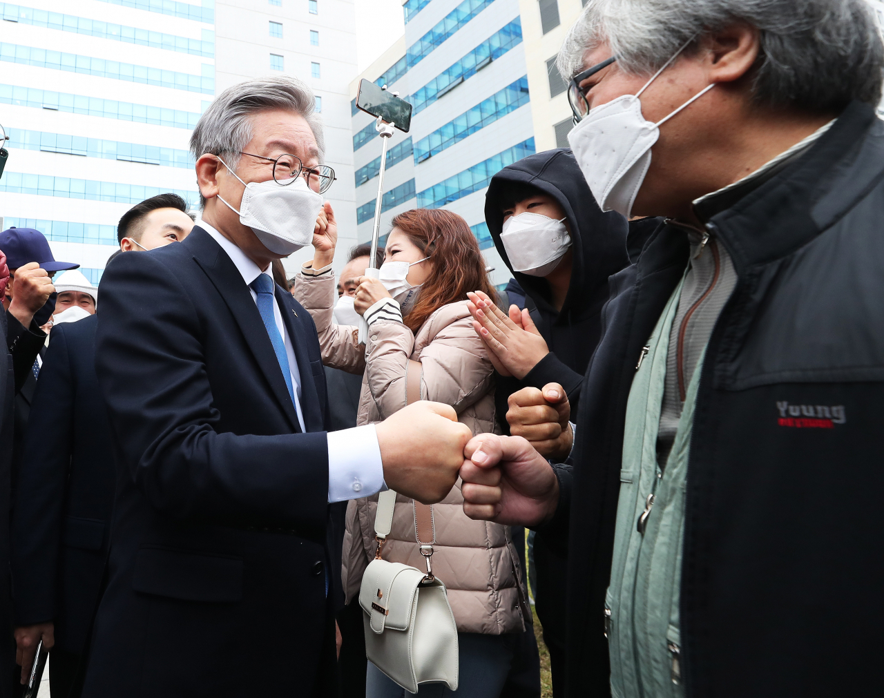 '친형 강제입원' 사건과 관련한 허위사실공표 혐의로 항소심에서 당선무효형에 처해졌다가 대법원의 무죄 취지 판결을 받은 이재명 경기도지사가 16일 오전 경기도 수원시 영통구 수원고등법원에서 열린 파기환송심 선고공판에서 무죄를 선고받고 나와 지지자들과 인사하고 있다. [연합]