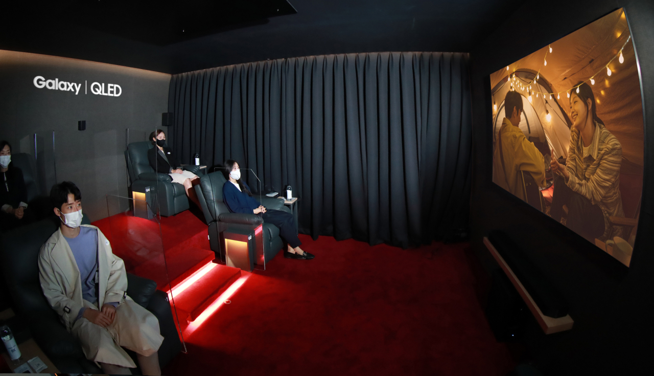 삼성전자가 16일 공개한 8K 영화 '언택트'를 관람할 수 있는 8K 시네마를 오는 25일까지 서울 연남동과 성수동에서 운영한다. 연남동 삼성 8K 시네마 내부 상영관의 모습. [삼성전자 제공]