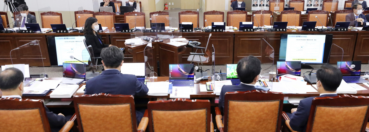 16일 오전 세종시 정부세종청사에서 열린 국회 국토교통위원회의 국토교통부, 행정중심복합도시건설청, 새만금개발청에 대한 국정감사에서 코로나19 감염증 대응으로 질의 순서가 안된 위원들의 자리가 비워져 있다. 더불어민주당 소속 진선미 위원장은 코로나19 확산 방지 차원에서 질의 순서에 따라 의원들의 릴레이 참석을 주문했다. [연합뉴스]