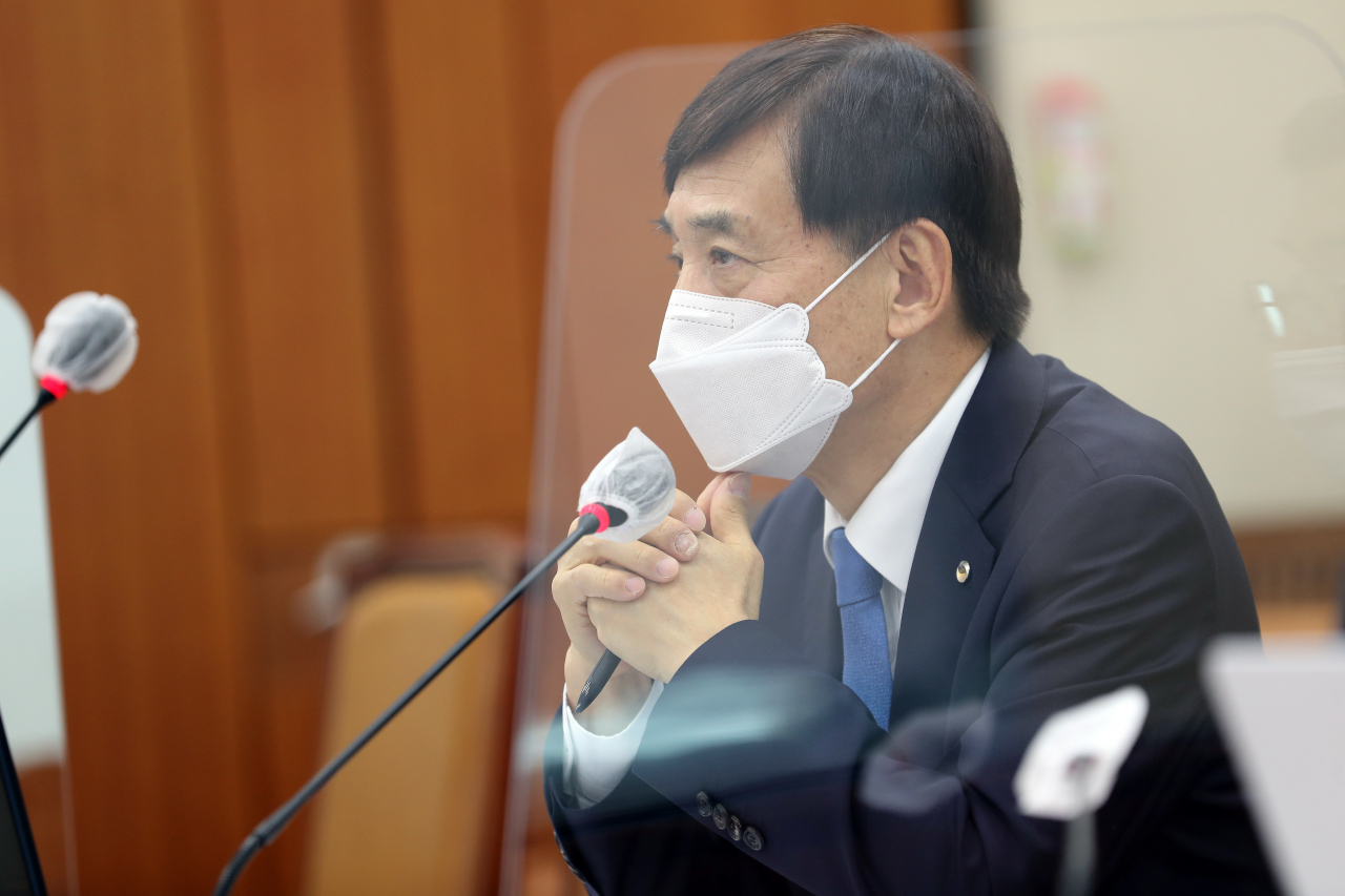 이주열 한국은행 총재가 16일 국회에서 열린 기획재정위원회의 한국은행에 대한 국정감사에서 질문받고 있다. [연합]