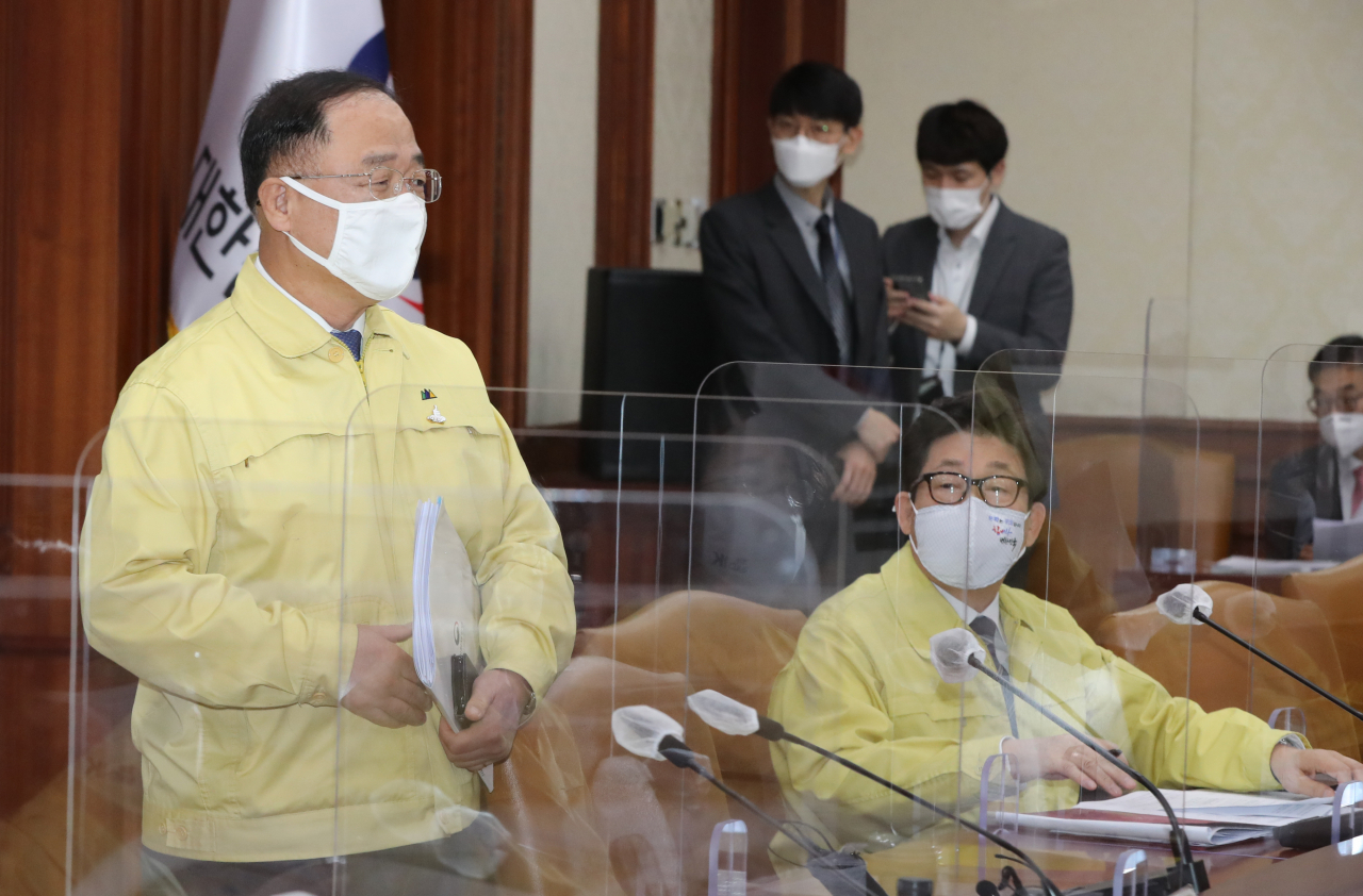 홍남기 경제부총리가 16일 정부서울청사에서 열린 제18차 비상경제 중앙대책본부 회의에 참석하고 있다. [연합]