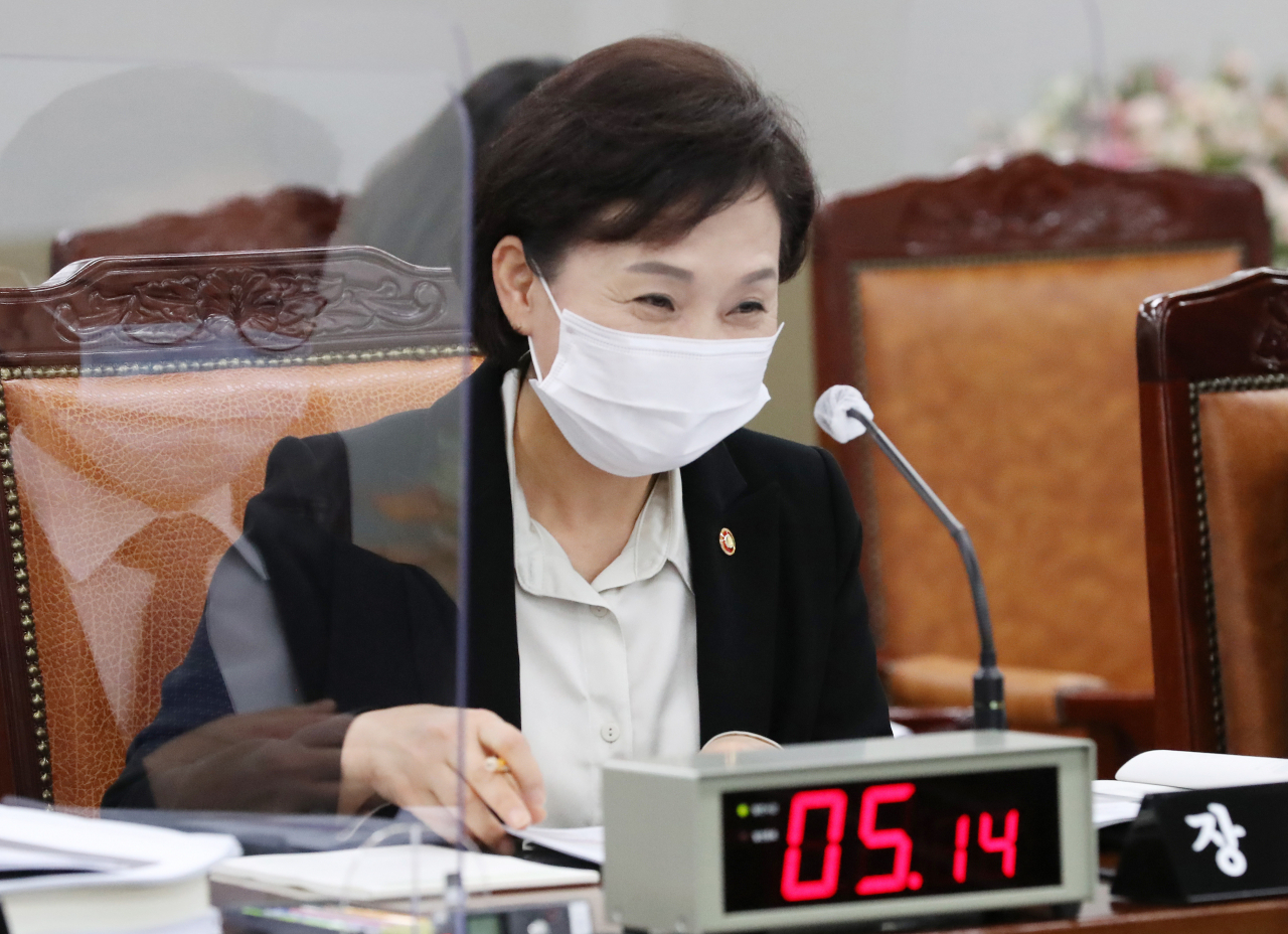 김현미 국토교통부 장관이 16일 오전 세종시 정부세종청사에서 열린 국회 국토교통위원회의 국토교통부, 행정중심복합도시건설청, 새만금개발청에 대한 국정감사에서 국민의힘 송석준 위원이 준비한 가수 나훈아의 '테스형' 노래를 들으며 웃음짓고 있다. [연합]