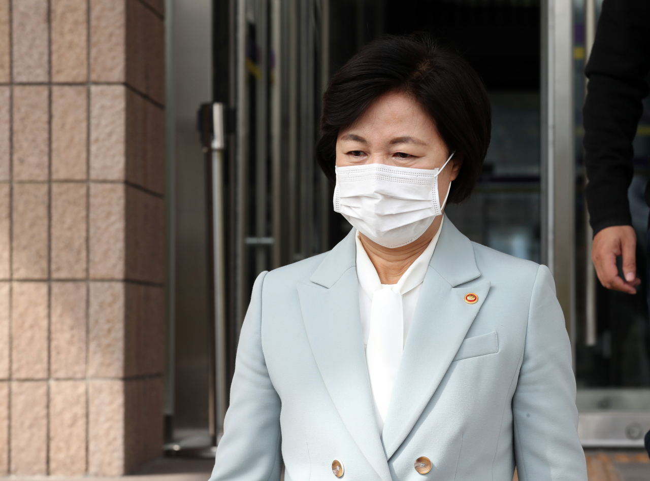 추미애 법무부 장관이 지난 14일 경기도 정부과천청사 법무부를 나서고 있다. [연합뉴스]