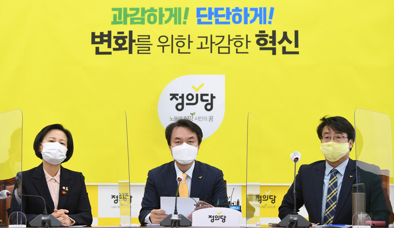 김종철 정의당 대표(가운데)가 15일 오전 서울 여의도 국회에서 열린 대표단회의에서 발언하고 있다. [연합]