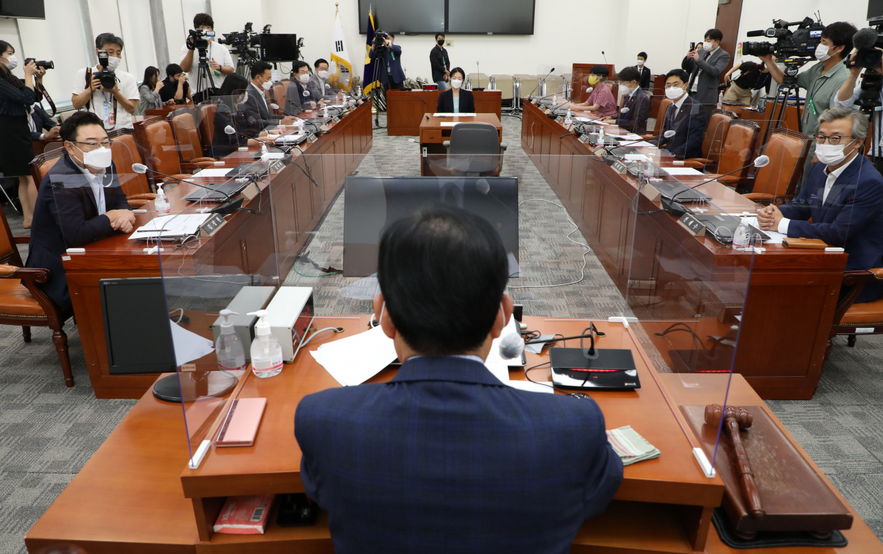 15일 국회 윤리특별위원회에 전체회의에 김진표 위원장과 전재수 더불어민주당 간사(오른쪽), 김성원 국민의힘 간사 등이 참석하고 있다. [연합]