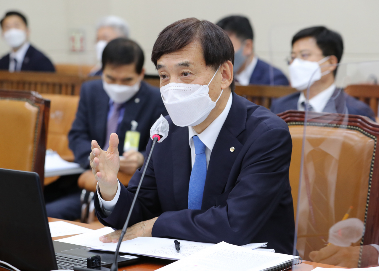 이주열 한국은행 총재가 16일 국회에서 열린 기획재정위원회의 한국은행에 대한 국정감사에서 질의에 답하고 있다. 연합뉴스