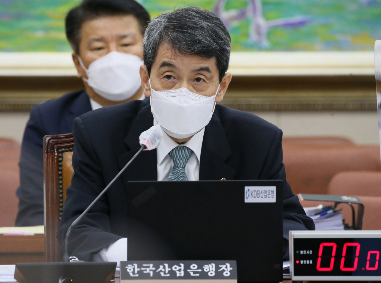 이동걸 한국산업은행 회장이 16일 국회 정무위원회에서 열린 신용보증기금·한국산업은행 등 국정감사에서 답변하고 있다. 연합뉴스