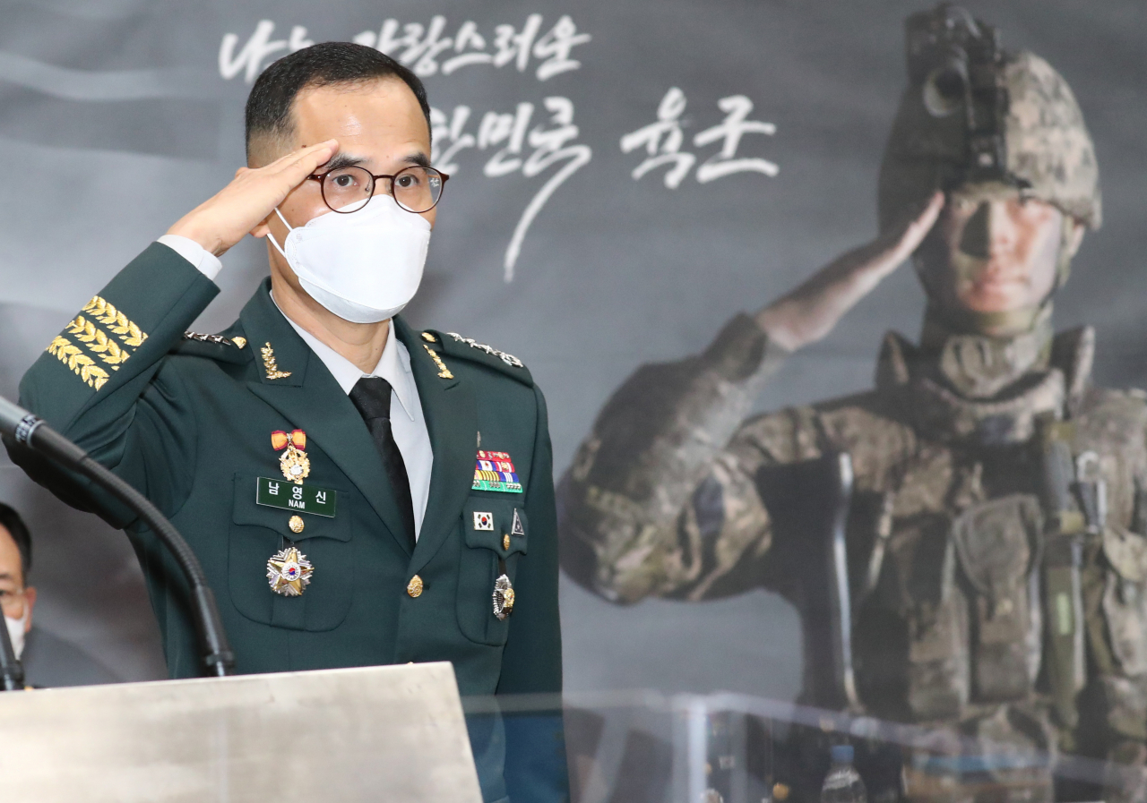 16일 오전 충남 계룡대에서 열린 국회 국방위원회 육군본부에 대한 국정감사에서 남영신 육군참모총장이 경례하고 있다. [연합]