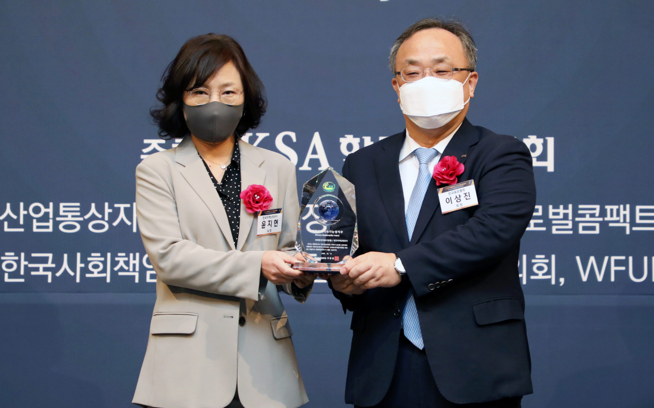 시상식 사진(좌측 윤지현 한국지역난방공사 사회가치혁신실장, 우측 이상진 한국표준협회 회장)