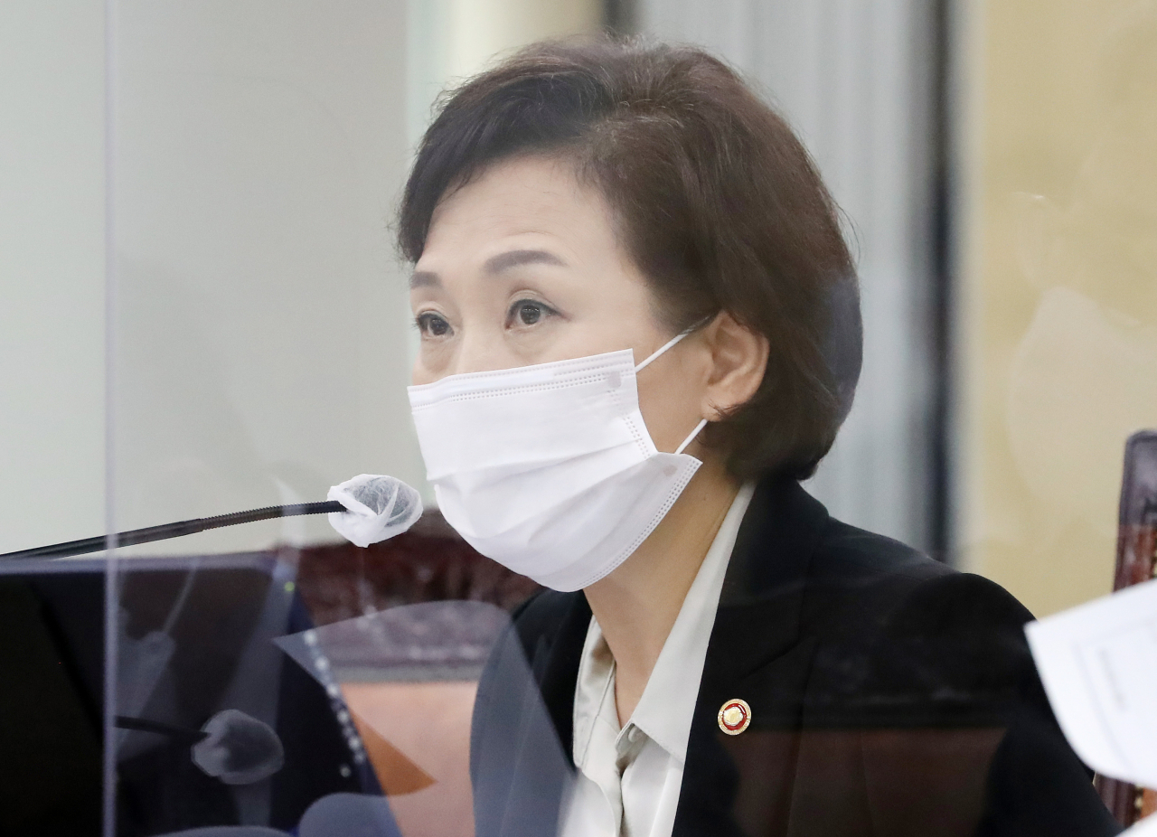 김현미 국토교통부 장관이 16일 오전 세종시 정부세종청사에서 열린 국회 국토교통위원회의 국토교통부, 행정중심복합도시건설청, 새만금개발청에 대한 국정감사에서 위원들의 질의에 답변하고 있다. [연합뉴스]