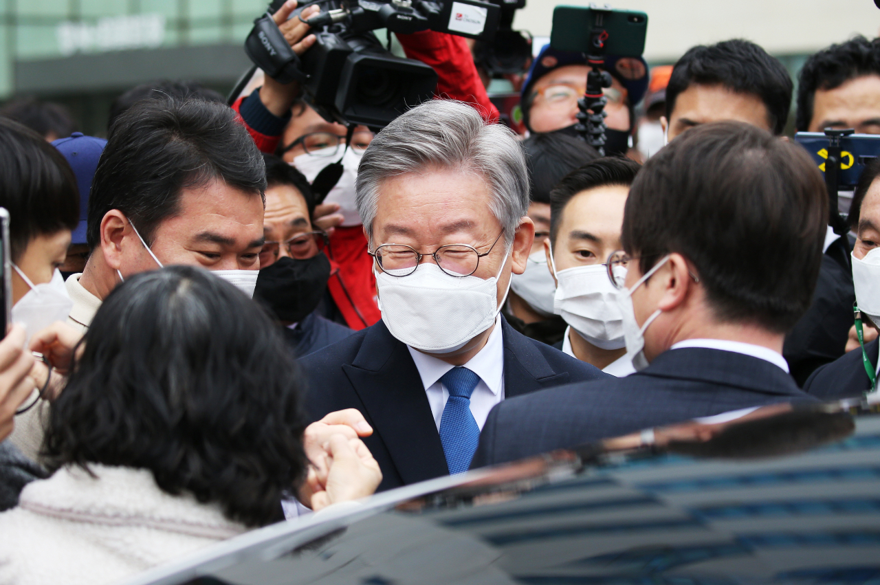 '친형 강제입원' 사건과 관련한 허위사실공표 혐의로 항소심에서 당선무효형에 처해졌다가 대법원의 무죄 취지 판결을 받은 이재명 경기도지사가 16일 오전 경기도 수원시 영통구 수원고등법원에서 열린 파기환송심 선고공판에서 무죄를 선고받고 나와 지지자들과 인사하며 환하게 웃고 있다. [연합뉴스]