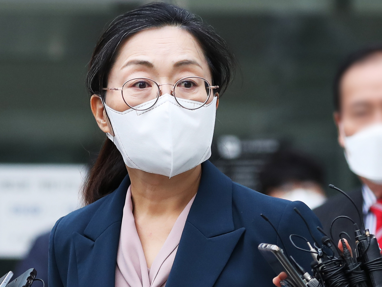 정치자금법 위반 혐의로 기소돼 당선무효형을 선고받았다가 대법원의 원심파기 판결로 기사회생한 은수미 성남시장이 16일 오후 경기도 수원시 영통구 수원고등법원에서 열린 파기환송심 선고공판을 마치고 나오며 취재진의 질문에 답하고 있다.[연합뉴스]