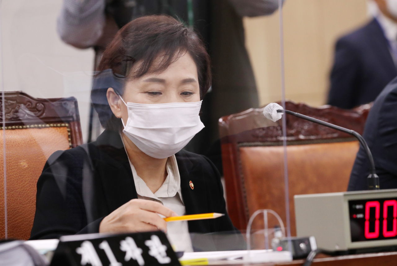 김현미 국토교통부 장관이 16일 오전 세종시 정부세종청사에서 열린 국회 국토교통위원회의 국토교통부, 행정중심복합도시건설청, 새만금개발청에 대한 국정감사에서 위원 질의를 경청하고 있다. [연합]