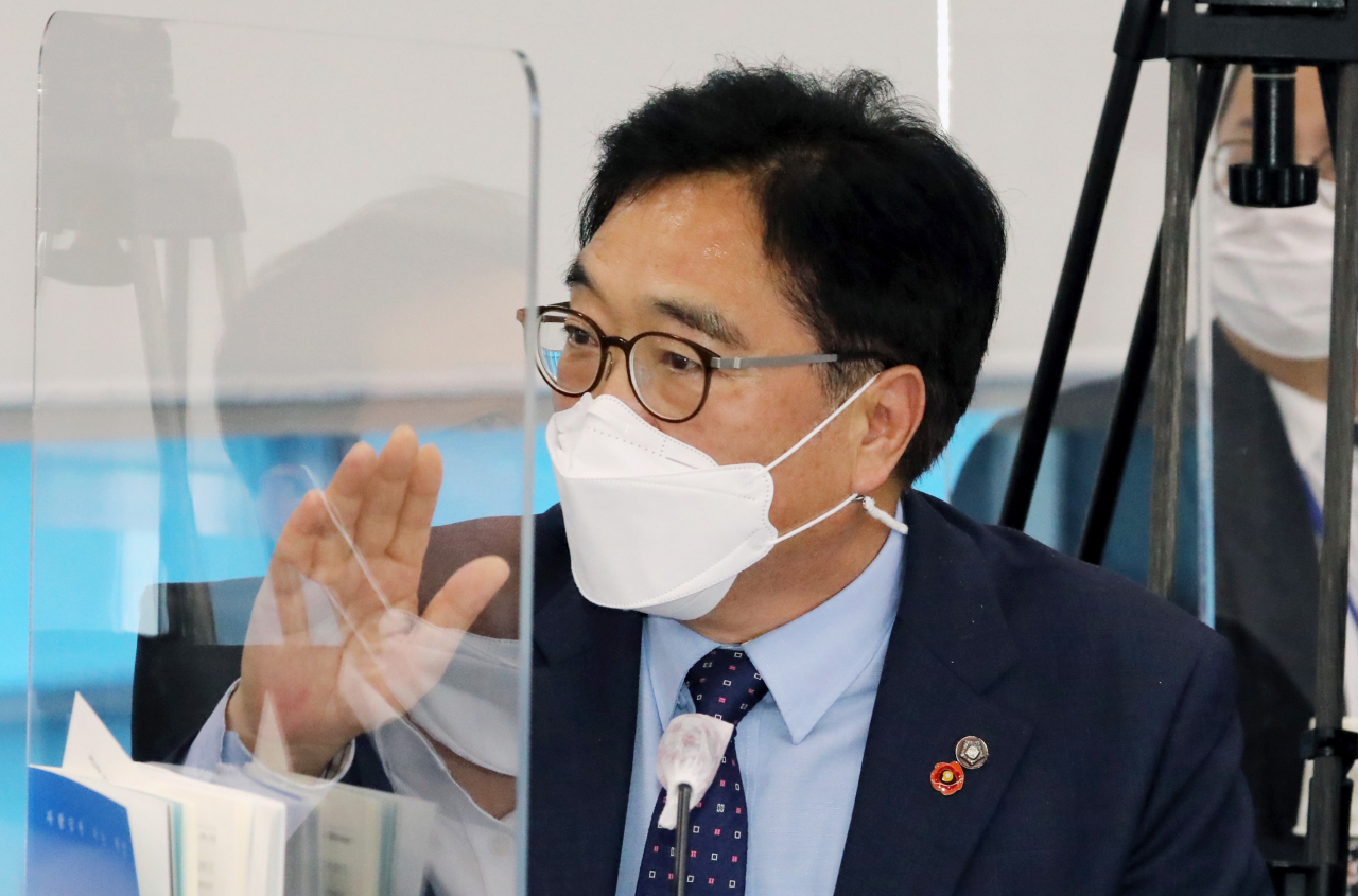 더불어민주당 소속 우원식 위원이 7일 오후 세종시 정부세종청사에서 열린 국회 기획재정위원회의 기획재정부에 대한 국정감사에서 홍남기 부총리에게 질의하고 있다. [연합]