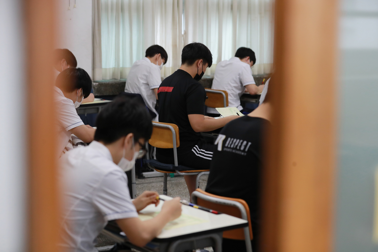 부산진구 부산진고 3학년생들이 2021학년도 대학수학능력시험 9월 모의평가를 치르고 있는 모습. [연합]