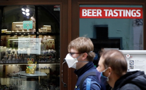 체코 프라하에서 행인이 규제 조치로 문 닫은 식당 앞을 지나고 있다. [AP연합]