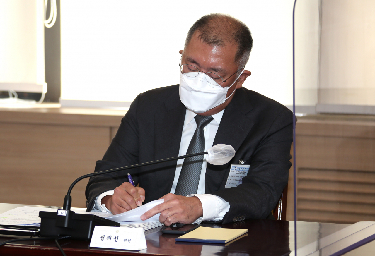 정의선 현대차그룹 회장이 15일 정부서울청사에서 열린 제2차 수소경제위원회 회의에 민간위원 중 한 명으로 참석해 있다. [연합]