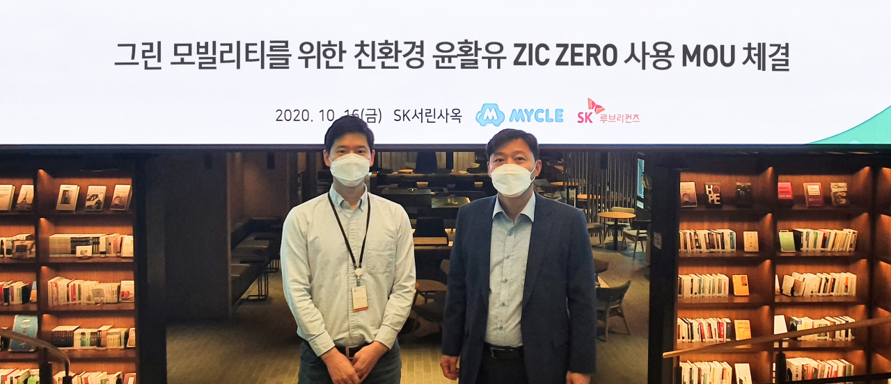 SK루브리컨츠 박지원 유활유사업 본부장(오른쪽)과 마카롱팩토리 김기풍 대표가 16일 SK서린사옥에서 ‘그린 모빌리티를 위한 친환경 윤활유 SK ZIC ZERO 사용 MOU’ 체결 후 기념사진을 촬영하고 있다. [SK루브리컨츠 제공]