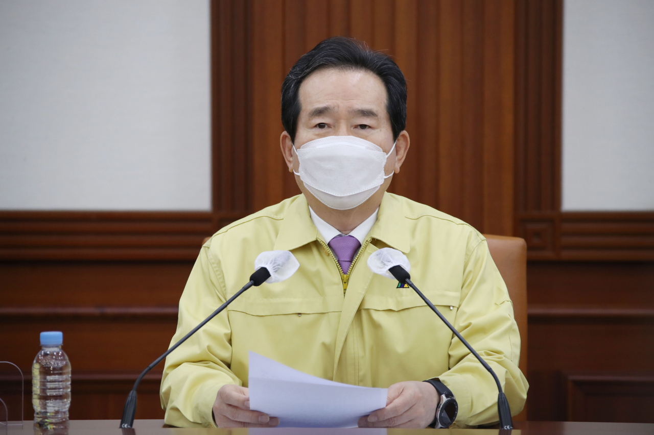정세균 국무총리가 18일 정부서울청사에서 열린 코로나19 대응 중앙재난안전대책본부 회의에서 모두발언을 하고 있다. [연합]