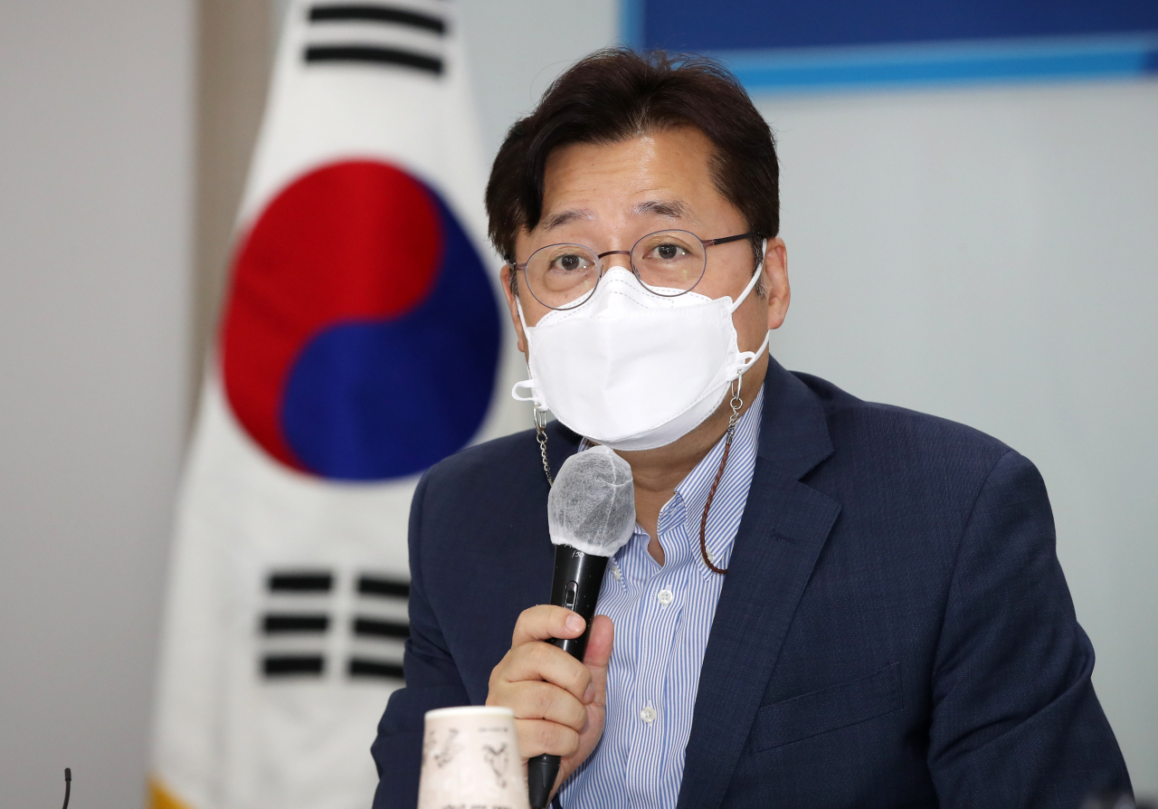 더불어민주당 홍익표 의원(민주연구원장)이 15일 서울 영등포구 중소기업중앙회에서 열린 공정경제 3법 관련 당·경제계 정책간담회에서 인사말을 하고 있다. 연합뉴스