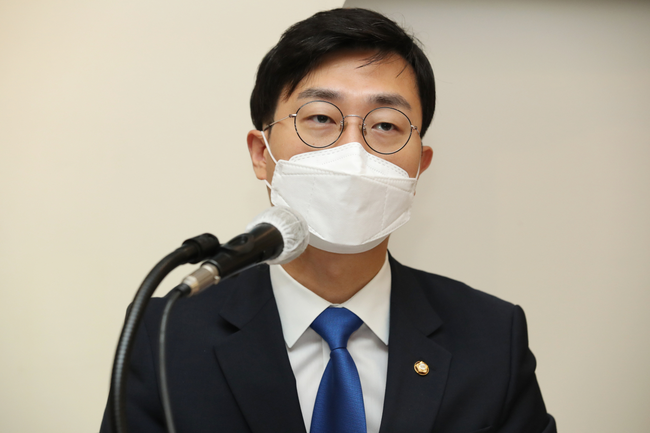 장경태 더불어민주당 의원이 10일 오전 서울 중구 정동 인근에서 열린 택배노동자 과로사 실태조사 결과발표 및 대책마련 토론회에서 인사말을 하고 있다. [연합]