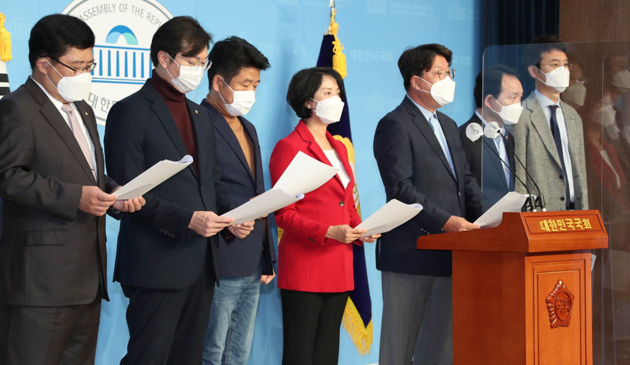 국민의힘 라임·옵티머스 권력형 비리게이트 특별위원회 소속 윤창현(왼쪽부터), 강민국, 유의동, 이영, 권성동, 성일종, 김웅 의원이 18일 서울 여의도 국회 소통관에서 라임과 옵티머스 권력형 비리 진실 규명을 위한 특검을 촉구하는 성명서를 발표하고 있다. [연합]