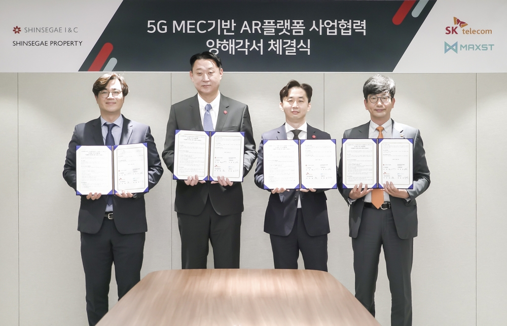 맥스트(MAXST) 박재완 대표(왼쪽부터), 신세계아이앤씨 손정현 대표, 이창승 신세계프라퍼티 마케팅담당, SK텔레콤 최판철 기업사업본부장이 'AR콘텐츠 플랫폼 구축 사업 협약’ 체결 후 기념사진을 촬영하고 있다. [SK텔레콤 제공]