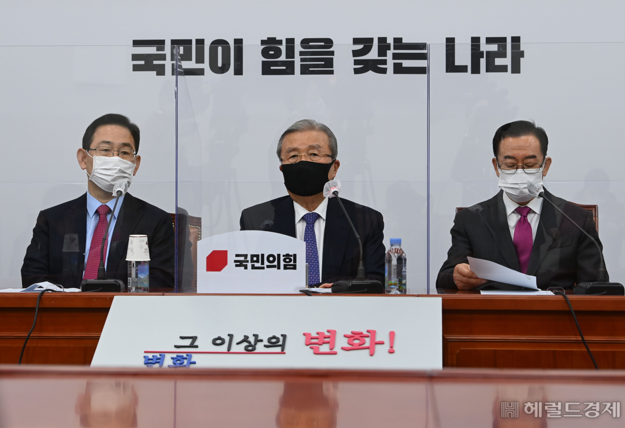 [헤럴드경제=이상섭 기자] 19일 오전 국회에서 열린 국민의힘 비상대책위원회의에서 김종인 비대위원장이 모두 발언을 하고 있다. babtong@heraldcorp.com