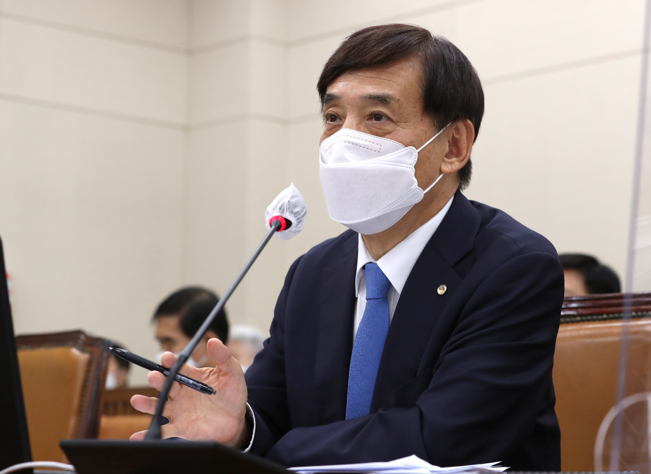 이주열 한국은행 총재가 지난 16일 국회에서 열린 기획재정위원회의 한국은행에 대한 국정감사에서 질의에 답하고 있다. 연합뉴스