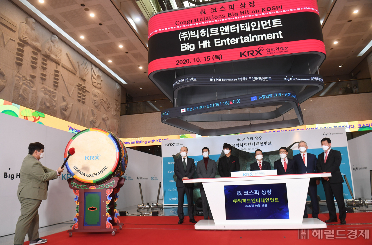빅히트엔터테인먼트 코스피 상장 첫날인 15일 서울 여의도 한국거래소 1층 로비에서 방시혁 빅히트 엔터테인먼트 의장이 기념북을 치고 있다./2020.10.15. 사진공동취재단