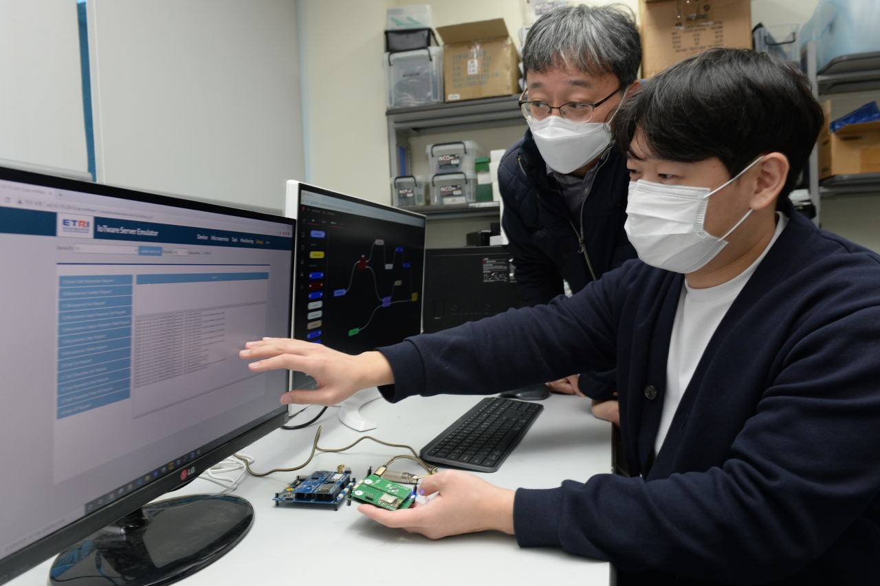 ETRI 연구진이 IoT웨어와 통합개발환경 IoT웨어-IDE를 활용해 소프트웨어를 개발하고 있다.[ETRI 제공]