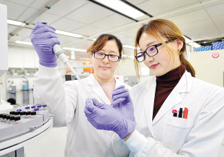 LG화학 미래기술연구센터 연구원들이 신규 개발한 생분해성 신소재의 물성을 테스트하고 있다. [LG화학 제공]