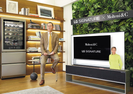 김진홍 LG전자 글로벌마케팅센터장 전무(왼쪽)와 줄리아 몰테니 몰테니그룹 CMO가 비대면 협약식에서 기념촬영을 하고 있다. [LG전자 제공]
