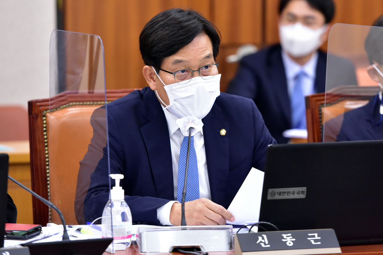 신동근 더불어민주당 의원이 15일 국회 법제사법위원회에서 열린 감사원 국정감사에서 질의하고 있다. [연합]