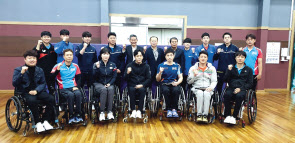지난 16일 보람할렐루야탁구단과 광주시장애인탁구팀의 기념사진 촬영장면. [광주시장애인체육회 제공]