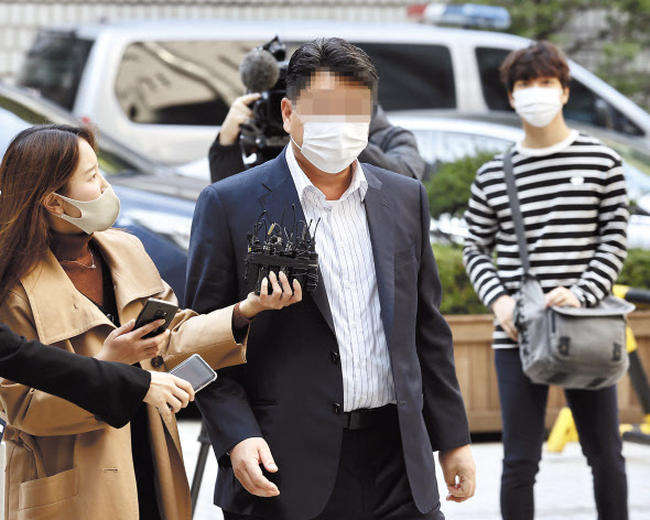 옵티머스자산운용 펀드 사기에 가담한 혐의를 받는 화장품 회사 스킨앤스킨 이사인 이모씨가 19일 오전 서초구 서울중앙지법에서 열린 구속 전 피의자 심문(영장실질심사)에서 출석하고 있다.  [연합]
anju1015@heraldcorp.com
==== 사진설명 ====
[01번 사진]영장실질심사 출석하는 ‘옵티머스 사기 가담’ 스킨앤스킨 이모씨
옵티머스자산운용 펀드 사기에 가담한 혐의를 받는 화장품 회사 스킨앤스킨 이사인 이모씨가 19일 오전 서초구 서울중앙지법에서 열린 구속 전 피의자 심문(영장실질심사)에서 출석하고 있다. 연합뉴스
[02번 사진]‘옵티머스 사기 가담’ 스킨앤스킨 이모씨 영장실질심사 출석
옵티머스자산운용 펀드 사기에 가담한 혐의를 받는 화장품 회사 스킨앤스킨 이사인 이모씨가 19일 오전 서초구 서울중앙지법에서 열린 구속 전 피의자 심문(영장실질심사)에서 출석하고 있다. 연합뉴스