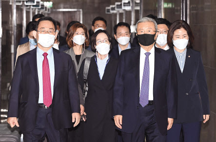 더불어민주당 이낙연 대표, 김태년 원내대표 등이 19일 국회에서 열린 최고위원회의에 입장하고 있다.(위쪽) 19일 국회에서 열린 국민의힘 비상대책위원회의에서 김종인 비대위원장과 주호영 원내대표가 회의실에 들어서고 있다. 이상섭 기자