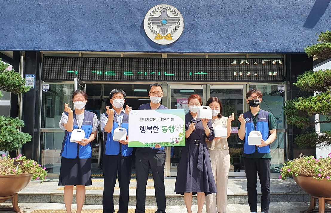 한국수력원자력㈜ 인재개발원(원장 유연상)은 부산 배화학교(특수학교)와 결연을 맺고 사회공헌 활동 캠페인을 시행해오고 있다. 이동석 인재개발원 노조지부위원장(사진 왼쪽에서 세 번째)과 배화학교 교장(사진 왼쪽에서 네 번째)이 ‘2020년 여름방학식 쿠기전달’ 행사 후 기념 촬영을 하고 있다.