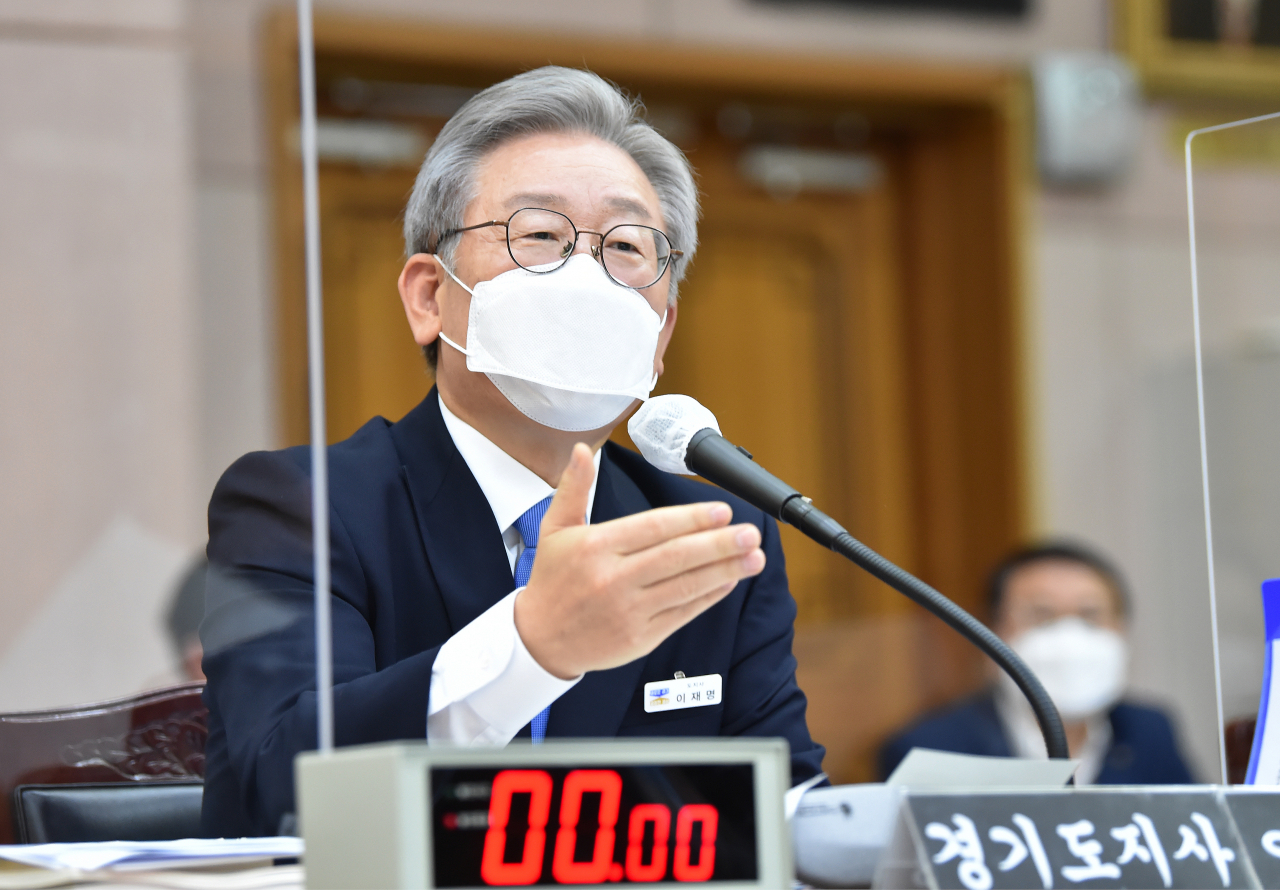 이재명 경기도지사가 19일 오전 경기도 수원시 팔달구 경기도청에서 열린 국회 행정안전위원회의 경기도에 대한 국정감사에서 의원들 질의에 답변하고 있다. [연합]