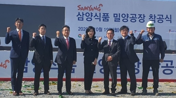 포스코건설 한성희 사장(좌측에서 세번째)이 삼양식품 밀양공장 착공식에 참석해 삼양식품 김정수 총괄사장(좌측에서 네번째)과 기념촬영을 하고 있다. [포스코건설]