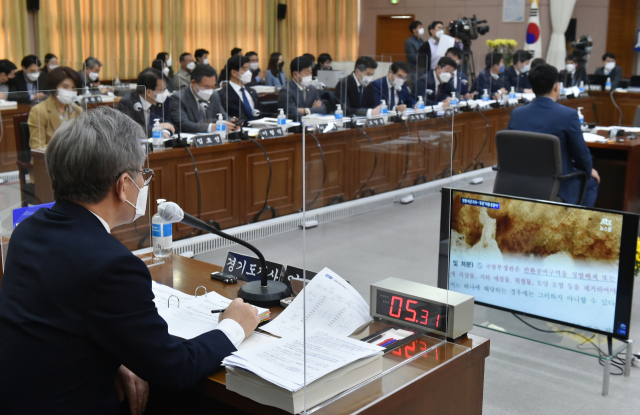 이재명 경기도지사가 19일 오전 경기도 수원시 팔달구 경기도청에서 열린 국회 행정안전위원회의 경기도에 대한 국정감사에서 의원들 질의에 답변하고 있다. [연합]
